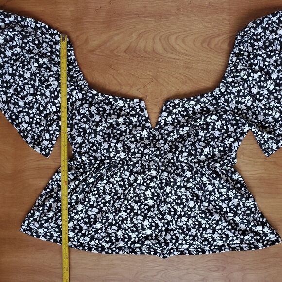 Ditsy Floral Top Size S Black White Flutter Sleeve Tie Back Empire Waist Cottage - Picture 11 of 14